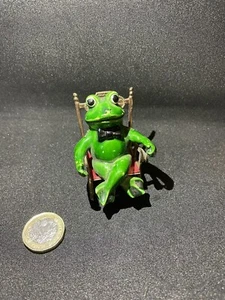VINTAGE METAL & CERAMIC FROG IN A ROCKING CHAIR FIGURINE HONG KONG - Picture 1 of 6
