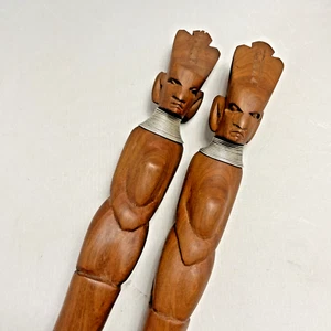 Set Insalatiera Cucchiaio Forchetta Statuina Legno Intagliato Africano Vintage Repro Arte Popolare - Foto 1 di 7