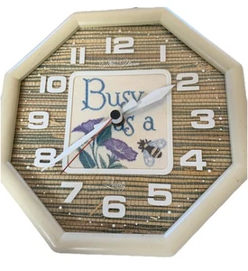 Vintage 70er Jahre New Haven Quartz Octagon Batterie Wanduhr, "Busy As A Bee" funktioniert - Bild 1 von 2