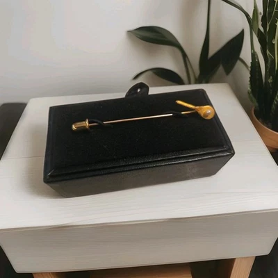 Elegante prendedor de solapa de raqueta de tenis dorado de 14k con detalle de perlas Foto 1 de 3