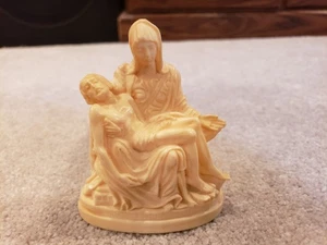 Estatuilla Estatua Pequeña PIETA de Miguel Ángel de Colección Italia 4" - Imagen 1 de 3