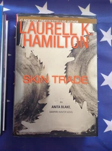 LAURELL K. HAMILTON: SKIN TRADE (An Anita Blake, vampire hunter novel) - Foto 1 di 1