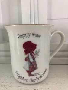Taza pequeña de cerámica vintage Holly Hobbie para vacaciones de Navidad 1977 gorro rojo ¡LINDO! - Imagen 1 de 2