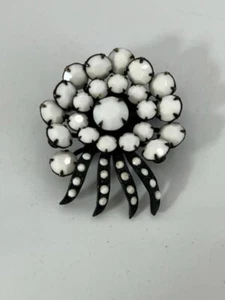 Broche prendedor vintage de metal de vidrio de leche sin piedras faltantes marcadas - Imagen 1 de 5