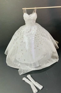 ABITO BARBIE BIANCO ARGENTO STELLE PERLINE SPALLINE FORMALE COMPLETO BAMBOLA VESTITI - Foto 1 di 9