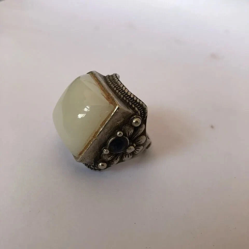 Anillos antiguos chinos retro hechos artesanales antiguos tibetanos con incrustaciones anillo de jade blanco Foto 1 de 4