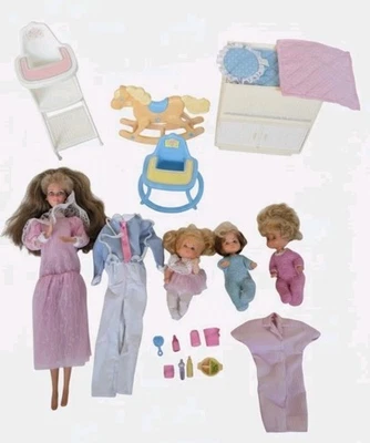 Lote de ropa conjunto muebles guardería mamá bebés familia corazón Barbie de colección Foto 1 de 4