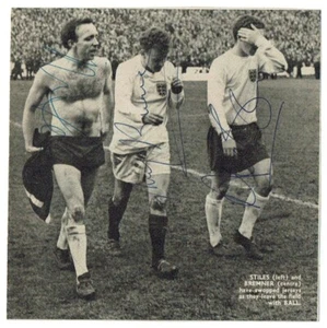 BILLY BREMNER NOBBY STILES ALAN BALL signiert 1966 ENGLAND SCHOTTLAND Spielfoto - Bild 1 von 1