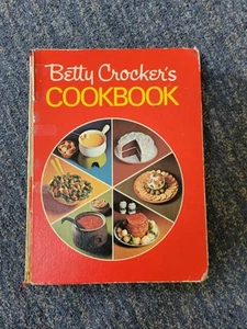 Vintage Betty Crocker's 'Pie' COOKBOOK 1969 / 1971 Ninth Printing Hard Cover - Picture 1 of 16