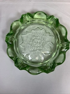 Cenicero vintage MCM Tiara Indiana vidrio grande verde esmeralda cigarro flor loto.  - Imagen 1 de 4