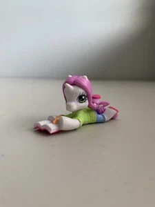 My Little Pony Ponyville Sweetie Belle Toy Figure Reading Book Hasbro 2.5” - Picture 1 of 5