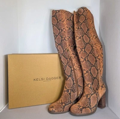 Botas Kelsi Dagger Brooklyn Gamuza Piel de Serpiente Sobre la Rodilla | Talla 9M | Nuevas con Etiquetas Foto 1 de 4