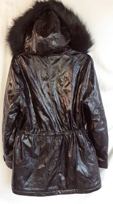Estilo parka preta brilhante. Capuz com acabamento de pele anexado. Tamanho 12+  - Imagem 1 de 4