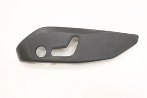 Panel de cubierta de interruptor de asiento delantero izquierdo Volvo XC60 2018-2025 OEM 39831630 GRIS_RA00 - Imagen 1 de 12