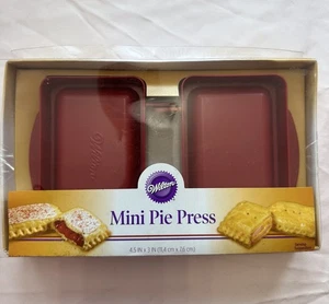 Set di 2 mini tortiera Wilton rossa mai aperta - Foto 1 di 7