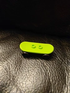 Lego limettengrünes Skateboard mit schwarzen Trolleyrollen  - Bild 1 von 3