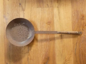 Traditionelle Kastanienpfanne Maronenpfanne aus Frankreich Eisen Holzgriff - Bild 1 von 10