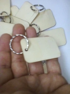 20 x Rechteckige Holz Rohlingetiketten mit 25 mm Schlüsselring Handwerk Zeichnen Gravur - Bild 1 von 3