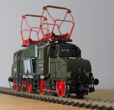 Roco 04196 A HO gauge DR BR E71 electric loco in green livery - Image 1 of 4