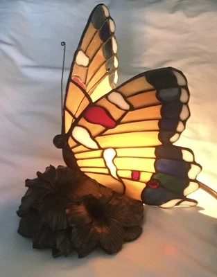 "Lámpara de noche estilo mariposa Hampton Bay Tiffany de colección 9"" H X 6,5"" con caja abierta" Foto 1 de 4