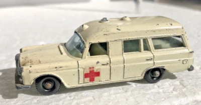 Caja de cerillas: Mercedes Benz "Benz" ambulancia #3C vintage I-75 ruedas regulares Lesney Foto 1 de 4