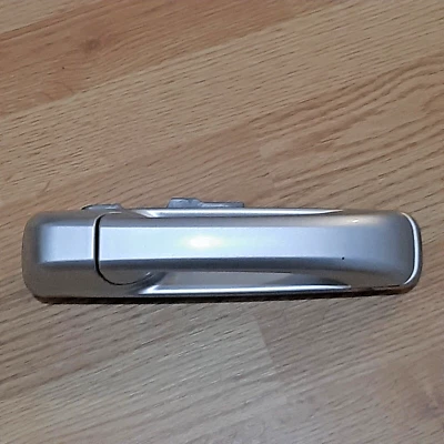 Manija de puerta trasera derecha Jeep Commander Limited 2006 Mopar plateada OEM Foto 1 de 4