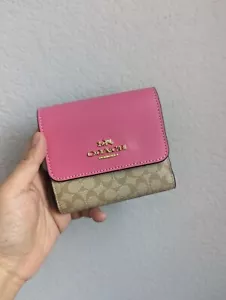NUEVO CON ETIQUETAS Cartera Coach Pequeña Triple Plegable en Bloques de Colores Firma Lt Caqui Petunia - Imagen 1 de 3