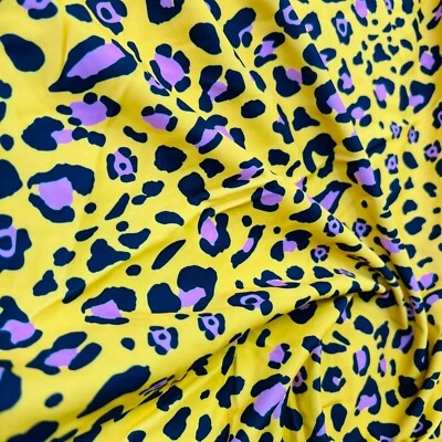 Estampado de animales morados con tela de spandex amarillo de 60" de ancho por yarda para trajes de baño Foto 1 de 4