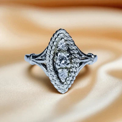 АНТИКВАРНОЕ кольцо с бриллиантом из белого золота 10 карат — эпохи ар-деко — кольцо-наветт — размер 4–1,7 г - Изображение 1 из 4