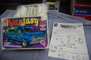 AMT 1:25 Dirty Donny's Vantasy 1970 Customizable Chevy Van Model Kit Sealed Bags - Bild 1 von 6