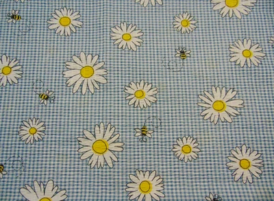 Textiles en tándem Seersucker tela de algodón estampado floral de margaritas y abejas 1 yarda x 46" Foto 1 de 4