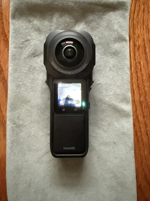 Insta360 ONE Inch RS 360 Edition fotocamera sensori 1" e obiettivi Leica - Immagine 1 di 4