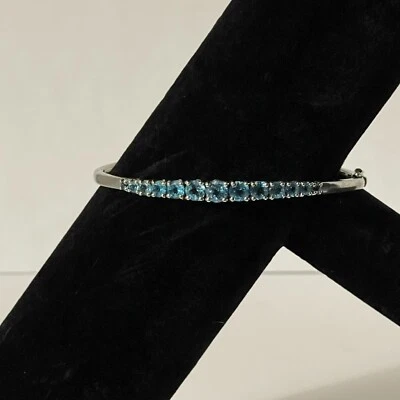 Brazalete de plata de ley con piedras preciosas graduadas de topacio azul Foto 1 de 4