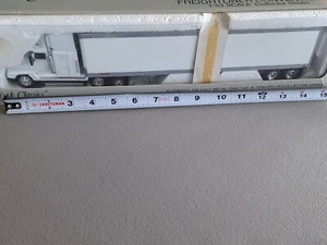 Trattore convenzionale Freightliner con rimorchio Freuhauf 48', scala 1/53 Tonchino - Foto 1 di 22