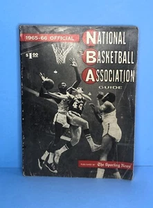 1965-66 Sporting News NBA Basketball Guide - Bill Russell / Jerry West Vintage - Imagen 1 de 4