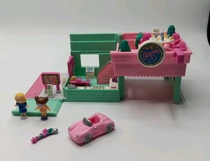 Polly Pocket Drive-Thru Drive-In Burger Stand Bluebird 1994 COMPLETO CON 4 FIGURE - Foto 1 di 9