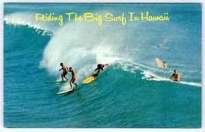 CARTOLINA ANNI 1960-70 RIDING THE BIG SURF IN HAWAII OAHU SURFING MIKE ROBERTS - Foto 1 di 2