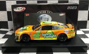Kevin Harvick #4 Sunny Delight Throwback 2023 ELITE Mustang 1:24 CX42322SNTKH - Foto 1 di 9