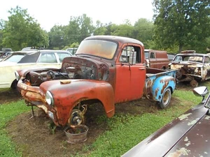 USED PAIR OF 1955 CHEVY 3100 CHEVROLET LEFT RIGHT DOOR POST CATCHES STRIKERS - Bild 1 von 14
