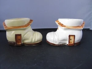 Par de tazas de huevos de cerámica vintage de Inglaterra con forma de zapato - Imagen 1 de 9