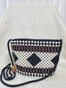  Afrikanische Handtasche mit Perlen für Kinder in weiß braun und schwarz Farbe. - Bild 1 von 3