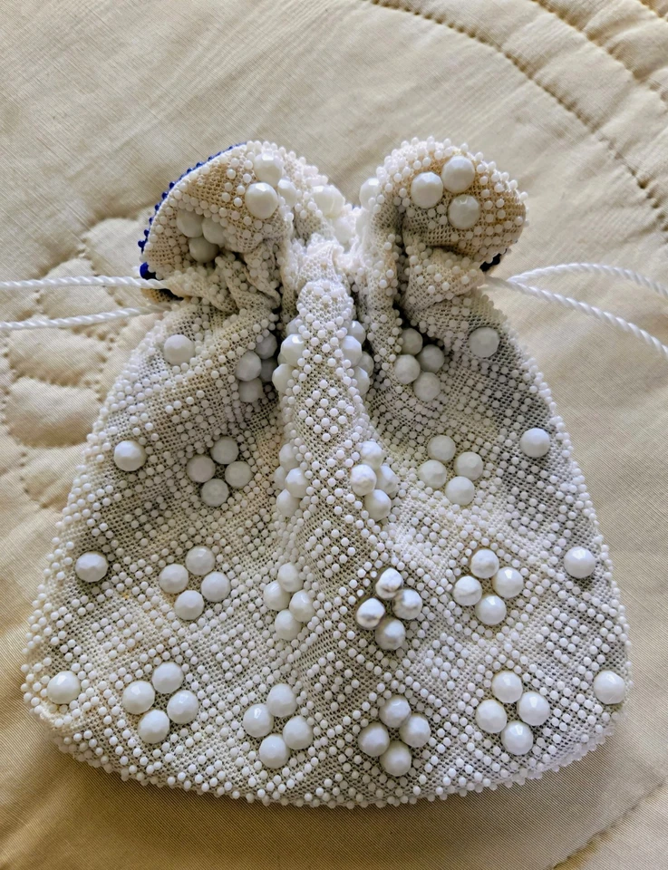 Bolsa de mão vintage década de 1960 reversível branca e azul com cordão de miçangas - Imagem 1 de 4
