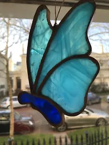 VINTAGE WHISPY TURQUOISE BLUE STAINED GLASS BUTTERFLY SUN CATCHER - Picture 1 of 12