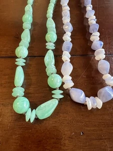 Par de collares con cuentas de resina púrpura y turquesa vintage de abuela estilo años 80’s - Imagen 1 de 9