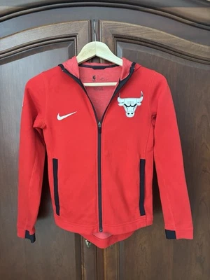 芝加哥公牛队 NBA DRI-FIT 耐克拉链连帽衫青少年小号 140-150 厘米 — 第 1/4 张图片