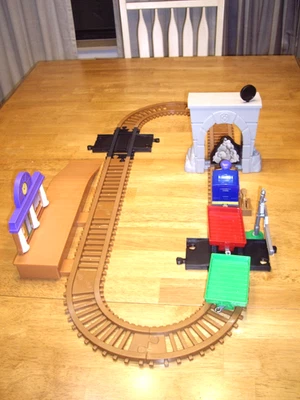 Motor de tren motorizado Paw Patrol Adventure Bay Railroad Mr Hudson FUNCIONA Foto 1 de 4