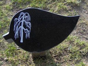 Lápida en forma de hoja 45x4x23 cm incl. inscripción y adorno profundizado - Imagen 1 de 3