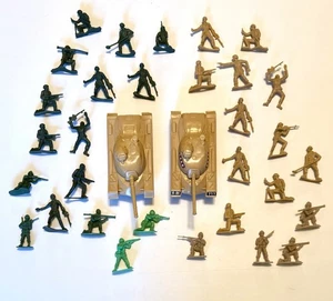 31 Vtg Army Men Soldiers Tan & Green 1.5” - 2.25” Plastic Toys Includes 2 Tanks - Afbeelding 1 van 13