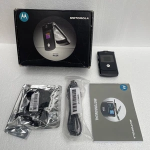 MOTOROLA Silver RAZR V3 Ultra Slim Flip Mobile Phone. BOXED (2006) Metal Body - Picture 1 of 16