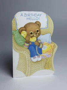 Linda tarjeta de cumpleaños vintage usada 1980 colorido oso amarillo teléfono silla de mimbre - Imagen 1 de 3